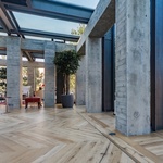 Měli u domu nevzhledné betonové sloupořadí. Vyčarovali z něj elegantní přístavbu Foto: Fitim Mucaj
