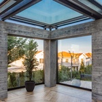 Měli u domu nevzhledné betonové sloupořadí. Vyčarovali z něj elegantní přístavbu Foto: Fitim Mucaj