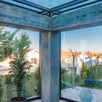 Měli u domu nevzhledné betonové sloupořadí. Vyčarovali z něj elegantní přístavbu Foto: Fitim Mucaj