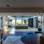 Měli u domu nevzhledné betonové sloupořadí. Vyčarovali z něj elegantní přístavbu Foto: Fitim Mucaj