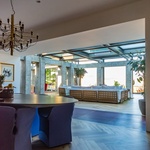 Měli u domu nevzhledné betonové sloupořadí. Vyčarovali z něj elegantní přístavbu Foto: Fitim Mucaj