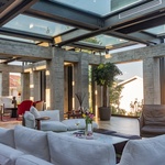 Měli u domu nevzhledné betonové sloupořadí. Vyčarovali z něj elegantní přístavbu Foto: Fitim Mucaj