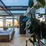 Měli u domu nevzhledné betonové sloupořadí. Vyčarovali z něj elegantní přístavbu Foto: Fitim Mucaj