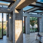 Měli u domu nevzhledné betonové sloupořadí. Vyčarovali z něj elegantní přístavbu Foto: Fitim Mucaj