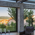 Měli u domu nevzhledné betonové sloupořadí. Vyčarovali z něj elegantní přístavbu Foto: Fitim Mucaj