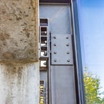 Měli u domu nevzhledné betonové sloupořadí. Vyčarovali z něj elegantní přístavbu Foto: Fitim Mucaj