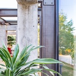 Měli u domu nevzhledné betonové sloupořadí. Vyčarovali z něj elegantní přístavbu Foto: Fitim Mucaj