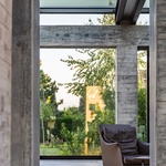 Měli u domu nevzhledné betonové sloupořadí. Vyčarovali z něj elegantní přístavbu Foto: Fitim Mucaj