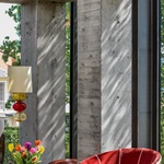 Měli u domu nevzhledné betonové sloupořadí. Vyčarovali z něj elegantní přístavbu Foto: Fitim Mucaj