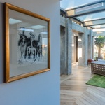 Měli u domu nevzhledné betonové sloupořadí. Vyčarovali z něj elegantní přístavbu Foto: Fitim Mucaj