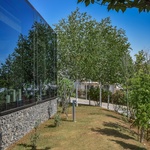 Měli u domu nevzhledné betonové sloupořadí. Vyčarovali z něj elegantní přístavbu Foto: Fitim Mucaj