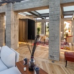 Měli u domu nevzhledné betonové sloupořadí. Vyčarovali z něj elegantní přístavbu Foto: Fitim Mucaj