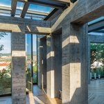Měli u domu nevzhledné betonové sloupořadí. Vyčarovali z něj elegantní přístavbu Foto: Fitim Mucaj