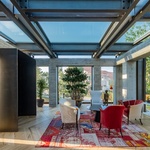 Měli u domu nevzhledné betonové sloupořadí. Vyčarovali z něj elegantní přístavbu Foto: Fitim Mucaj