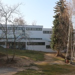 Mateřská škola má velkou zahradu s hřištěm a pískovištěm, se kterou je spojena otvírací skleněnou průčelní stěnou. 