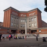 Průčelí gymnázia připomíná otevřenou knihu – Gočárovo hledání nové monumentální formy architektury.