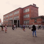Dívčí a chlapecká škola v sousedství gymnázia je již umírněnou architekturou bez snahy o monumentalitu