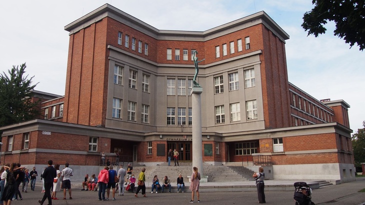 Průčelí gymnázia připomíná otevřenou knihu – Gočárovo hledání nové monumentální formy architektury.