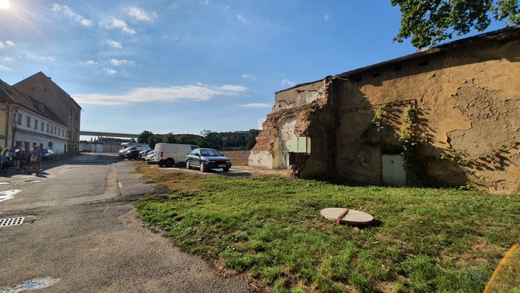 Chátrající území někdejšího pivovaru v pražských Nuslích. Areál Nuselský pivovar. Foto redakce Chátrající území někdejšího pivovaru v pražských Nuslích. Areál Nuselský pivovar. Foto redakce