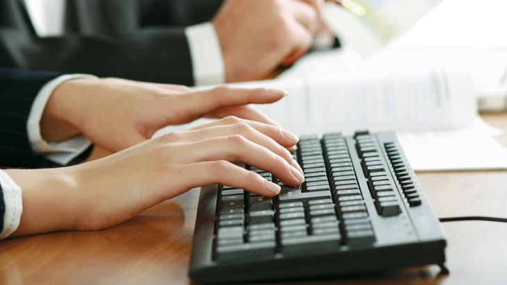 lenets_tan - fotolia.com Dostupný advokát: kontrola a sepisování smluv online