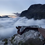 Národní turistická cesta Trollstigen, kterou si studio v roce 2012 získalo zaslouženou pozornost. Návštěvnické centrum propojené pěší trasou s vyhlídkou do údolí, to celé citlivě zasazené do dramatické horské krajiny. Zdroj: Kruh, z.s.