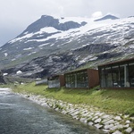 Část návštěvnického centra Trollstigen je umístěno pod úrovní komunikace a rozměrná okna ve svažitém terénu přináší dostatek světla, ale také umožňují rámovat neopakovatelné výhledy ven. Zdroj: Tomáš Kovařík