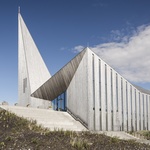 Komunitní kostel v Knarviku nenuceně vyrůstá z okolní krajiny, kterou respektuje a doplňuje. Zdroj: Tomáš Kovařík