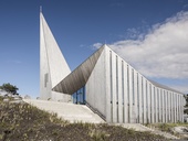 Komunitní kostel v Knarviku nenuceně vyrůstá z okolní krajiny, kterou respektuje a doplňuje. Zdroj: Tomáš Kovařík