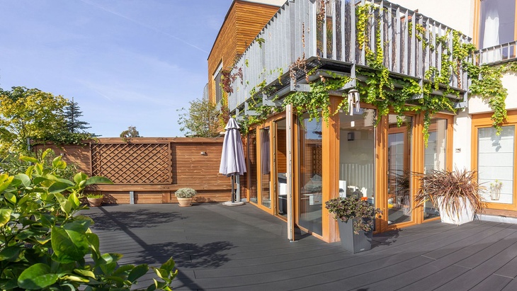 Terasa WoodPlastic ® na střeše pražského domu se opravdu povedla Terasa WoodPlastic ® na střeše pražského domu se opravdu povedla