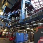 Otevřený vnitřní prostor určený pro technologie je podestami rozčleněn na tři podlaží. Foto Tomáš Kovařík