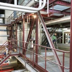 Otevřený vnitřní prostor určený pro technologie je podestami rozčleněn na tři podlaží. Foto Tomáš Kovařík