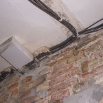 Osazení plochého potrubí pro odtah koupelny - uvnitř stěny napojené na původní flexibilní potrubí
