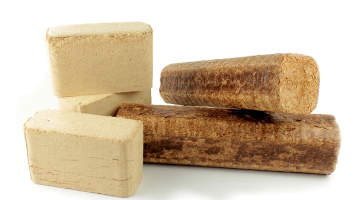 Dřevěné brikety – jak s nimi topit?