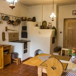 V této místnosti byla původně černá kuchyně, později vejminek. Na původním místě nechali majitelé postavit funkční pec  Foto Petr Vinš