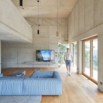Rodinný dům, kde vítězí beton. Dům ve svahu optimalizuje zdroje Foto: Bildpark / Veit Landwehr