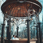 Altán v romantickém zákoutí tajemné zahrady Zdroj: Pexels - nikolay osmachko