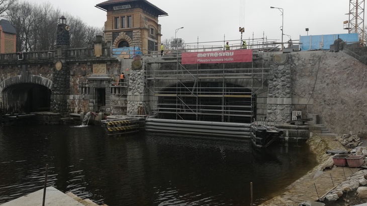 Metrostav vystrojuje zvedací most plavební komory Hořín