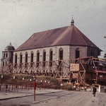 Pohyblivý kostel se vydává na cestu. Velín, odkud byl celý přesun řízen, se nacházel v prosklené kabině vpředu. V pozadí původní barokní zvonice. Zdroj: Národní památkový ústav, www.npu.cz; Licence: Creative Commons CC BY-SA 3.0