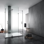 CADURA – Jednokřídlé dveře s pevnou stěnou v rovině a dvěma bočními stěnami (U-montáž), aluchrom, čiré sklo – pro velkoryse řešené koupelny. Vanička LIVADA.