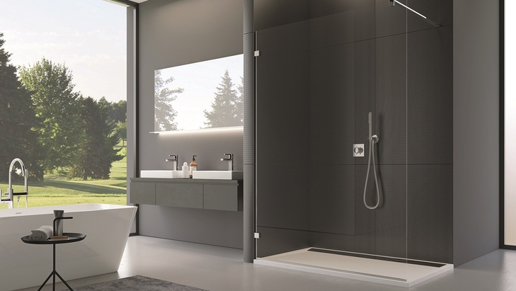 Bezrámové sprchové zástěny PUR od SanSwiss – silný trend pro vzdušné koupelny