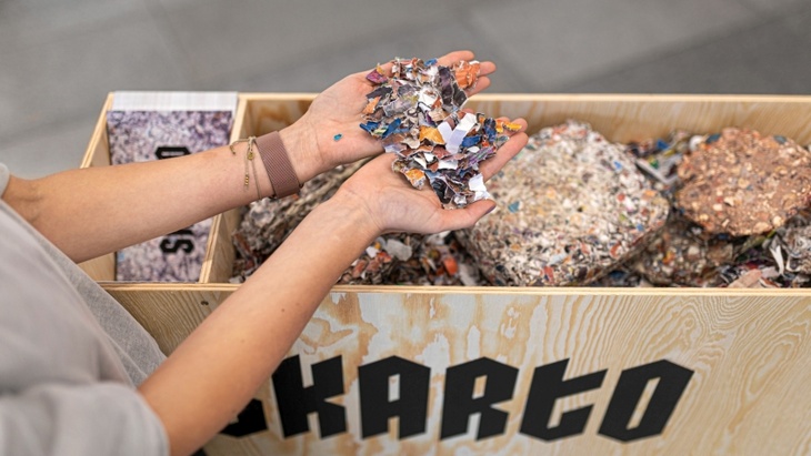 Materiál pro desky SKARTO pro recyklovaný mobiliář v Kongresovém centru Praha, foto KCP Materiál pro desky SKARTO pro recyklovaný mobiliář v Kongresovém centru Praha, foto KCP