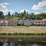 Moderní dům s vegetační střechou zapadl přirozeně do staré zástavby ve Znojmě Zdroj: BoysPlayNice