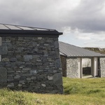 Moderní rodinný dům v neolitickém stylu: Dřevo, kámen, vegetační střecha Foto:  Stephen Tierney