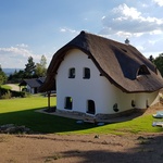 Chaloupka jak malovaná. V horském podnebí žijí pod doškovou střechou Zdroj: Oldřich Hozman, Studio ARC 