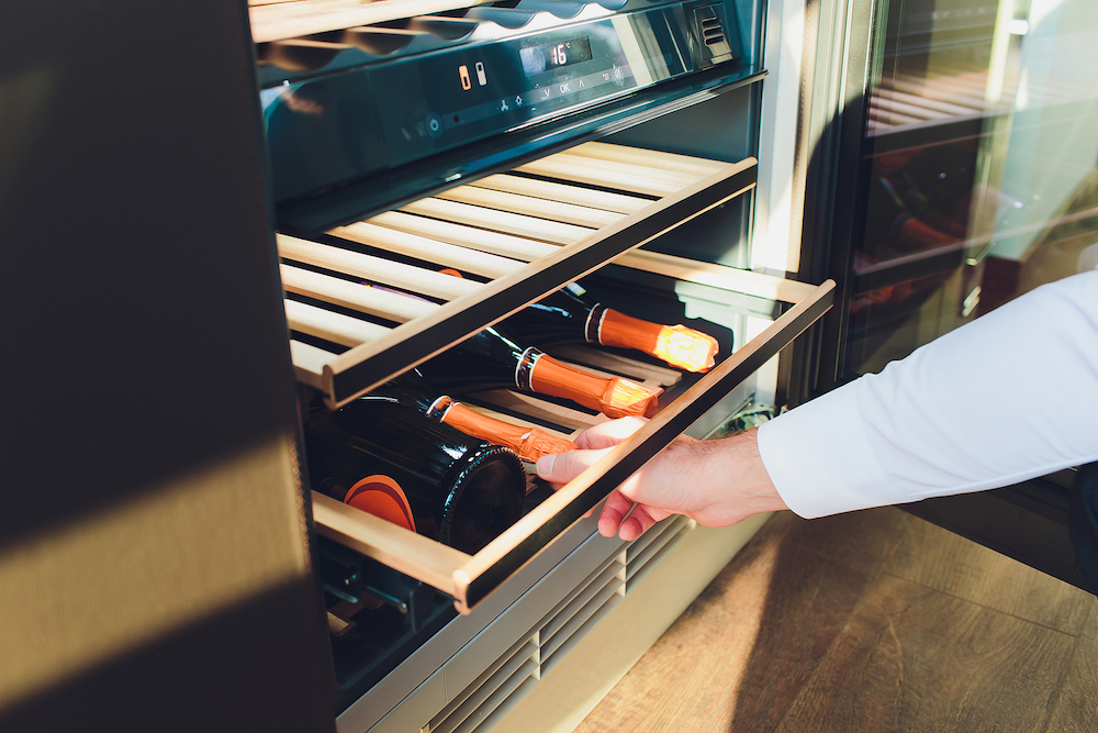 Lednice na víno nacházejí své místo v moderní kuchyni. Zdroj: Bigstockphoto
