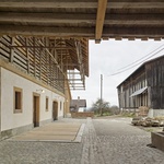Barokní kravín a stodolu využili pro bydlení a ubytování. Stará stavba zůstala zachována Foto: Roland Bernath