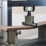 Testování pevnosti terasového prkna v laboratoři WPC – WoodPlastic