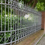 Do plotu orientovaného do ulice se investuje nejvíce - právě tady najdete často i nákladný kovaný plot. Zdroj: Ing. Lucie Peukertová