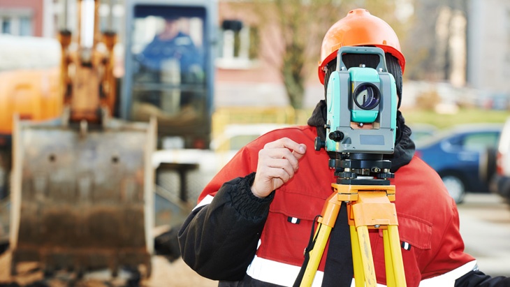 Kadmy - fotolia.com Geodeti na stavbě - práce pro projekci a realizaci staveb