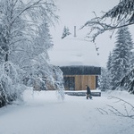 Chata na konci světa vyplouvá z lesa jako dřevěná loď Foto:  Petr Polák